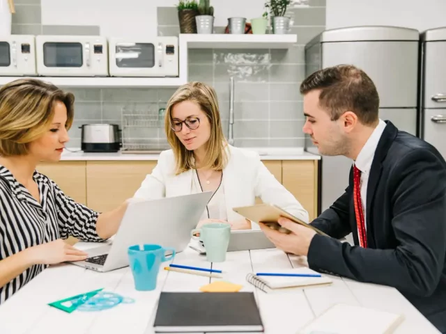 Working with Lawyers in Canada: Independent Counsel for Everyone