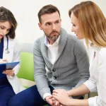 Checklist highlighting common surrogacy agency red flags including hidden fees, weak legal support, unrealistic promises, and poor communication for intended parents.